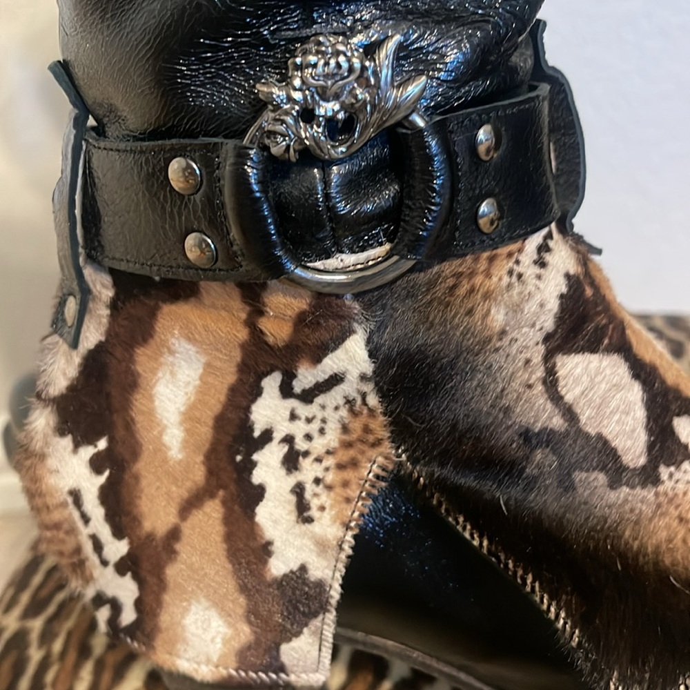**RARE FIND** Women’s Mark Nason Siren Boots. Snake print hide, side zipper - Picture 7 of 7